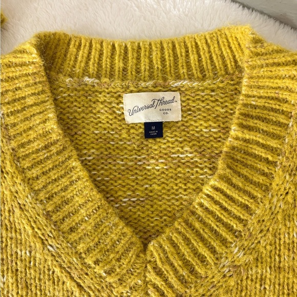Universal Thread Women’s Oversized Knit Sweater Size Medium Yellow V-Neck - Picture 2 of 9